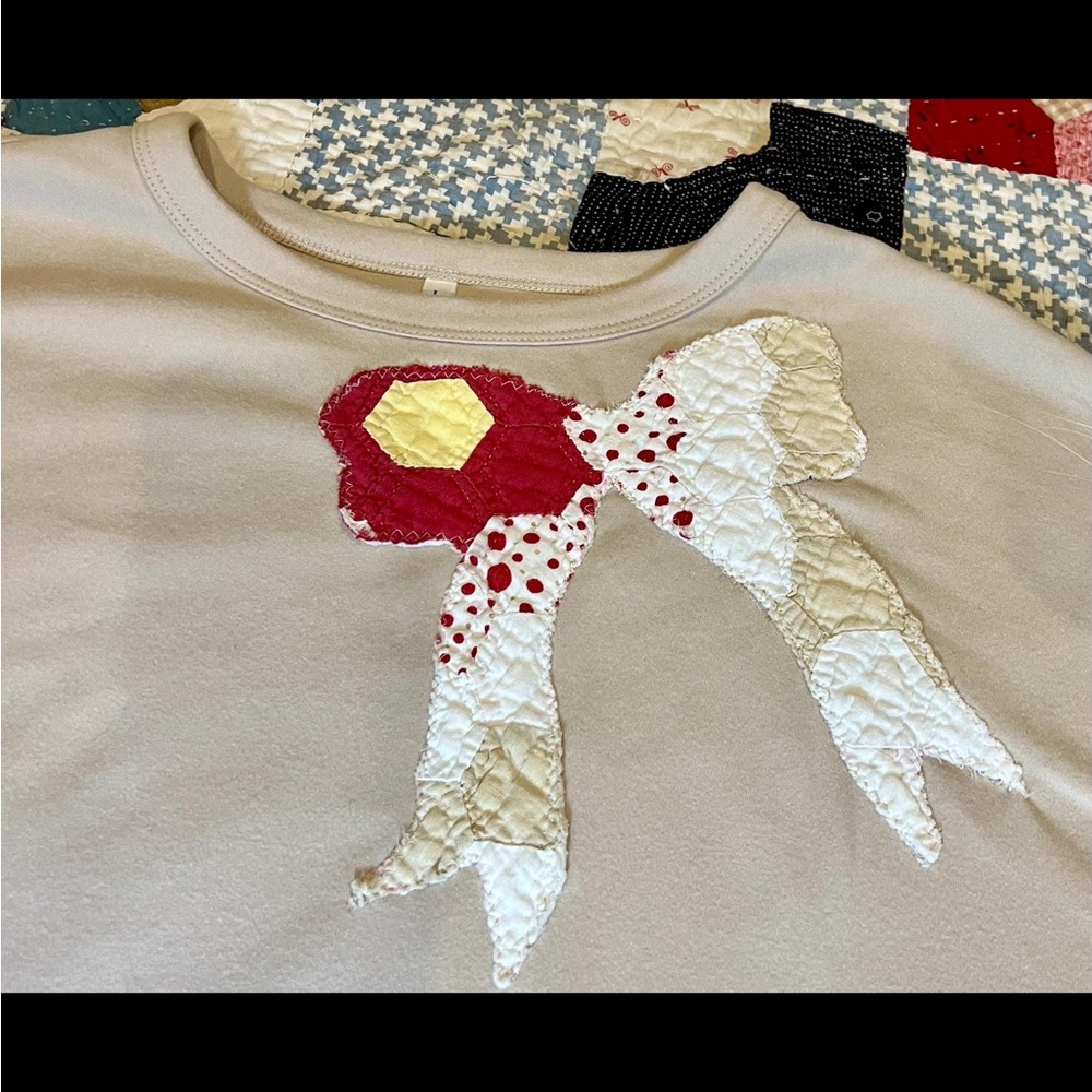Sweatshirt with vintage quilt bow appliqué
